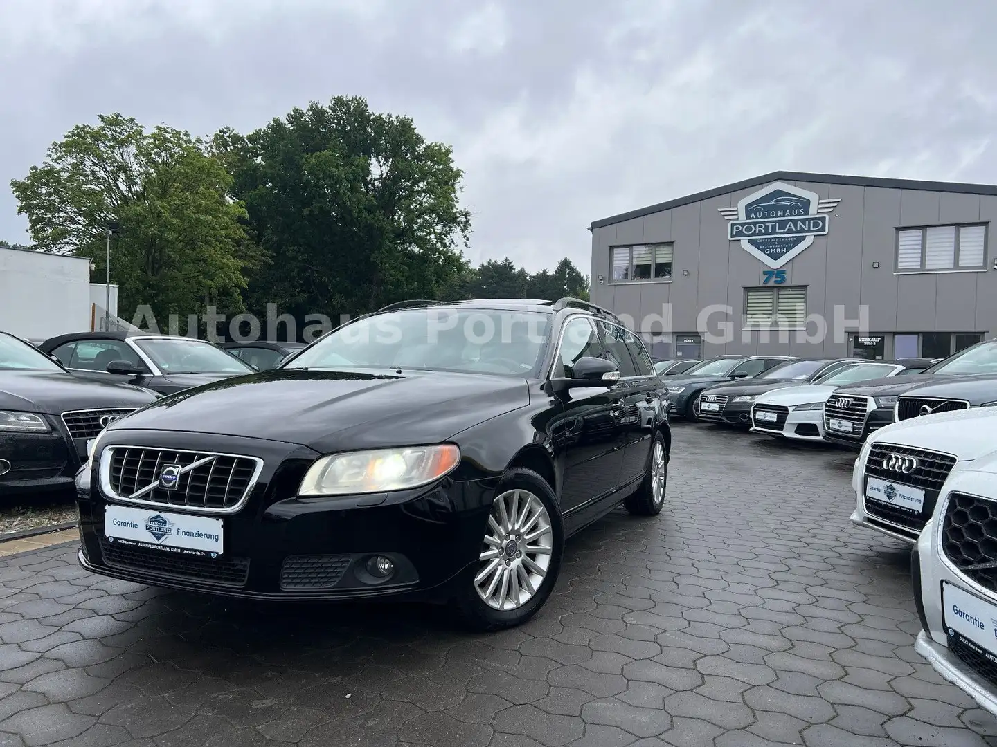 Volvo V70 2.4 D5 Summum AWD/S-Dach/AHK/Xenon/Tempomat Schwarz - 1