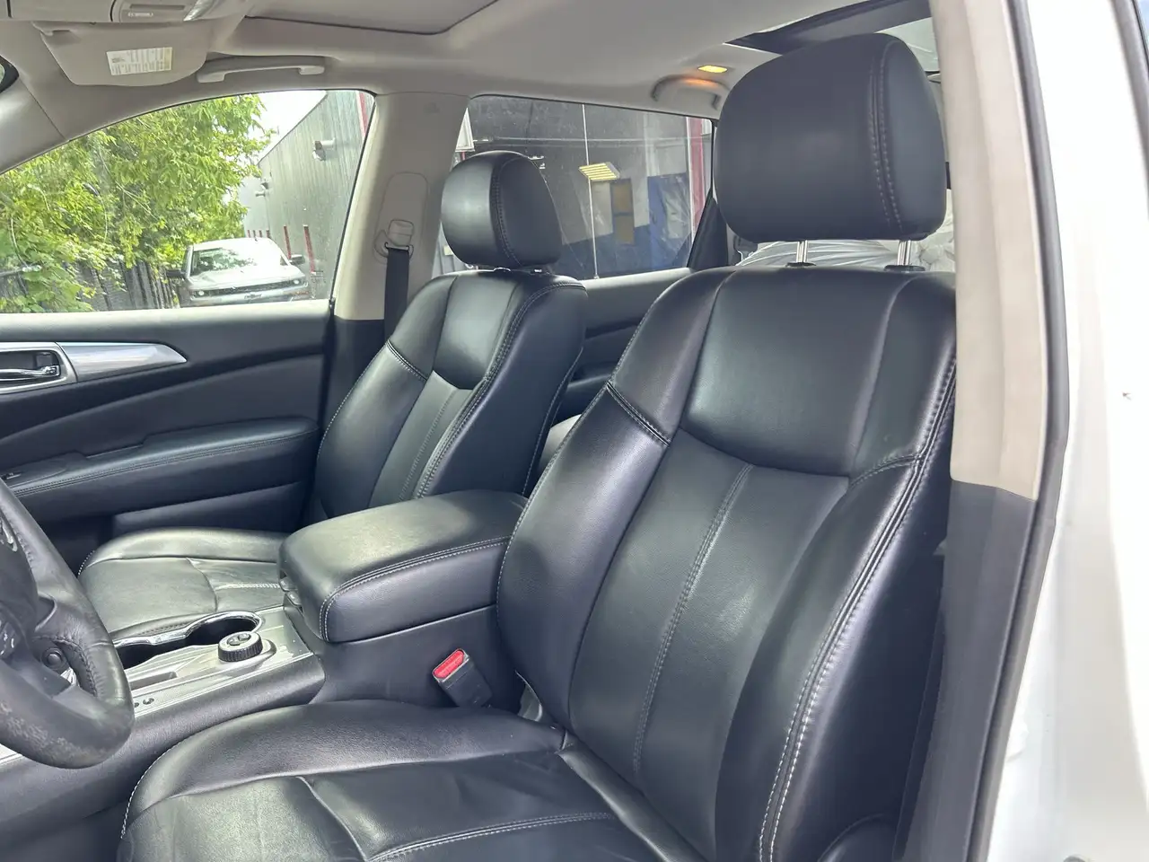 Nissan Pathfinder снимка Nissan Pathfinder