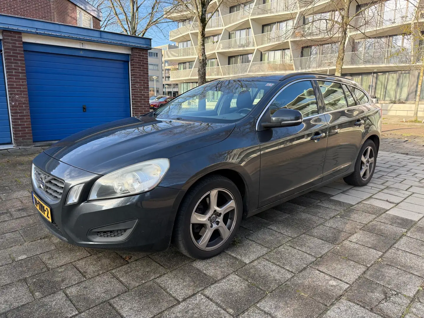 Volvo V60 1.6 T4 132kw R-Design Automaat Cruise PDC NAVI Grijs - 1