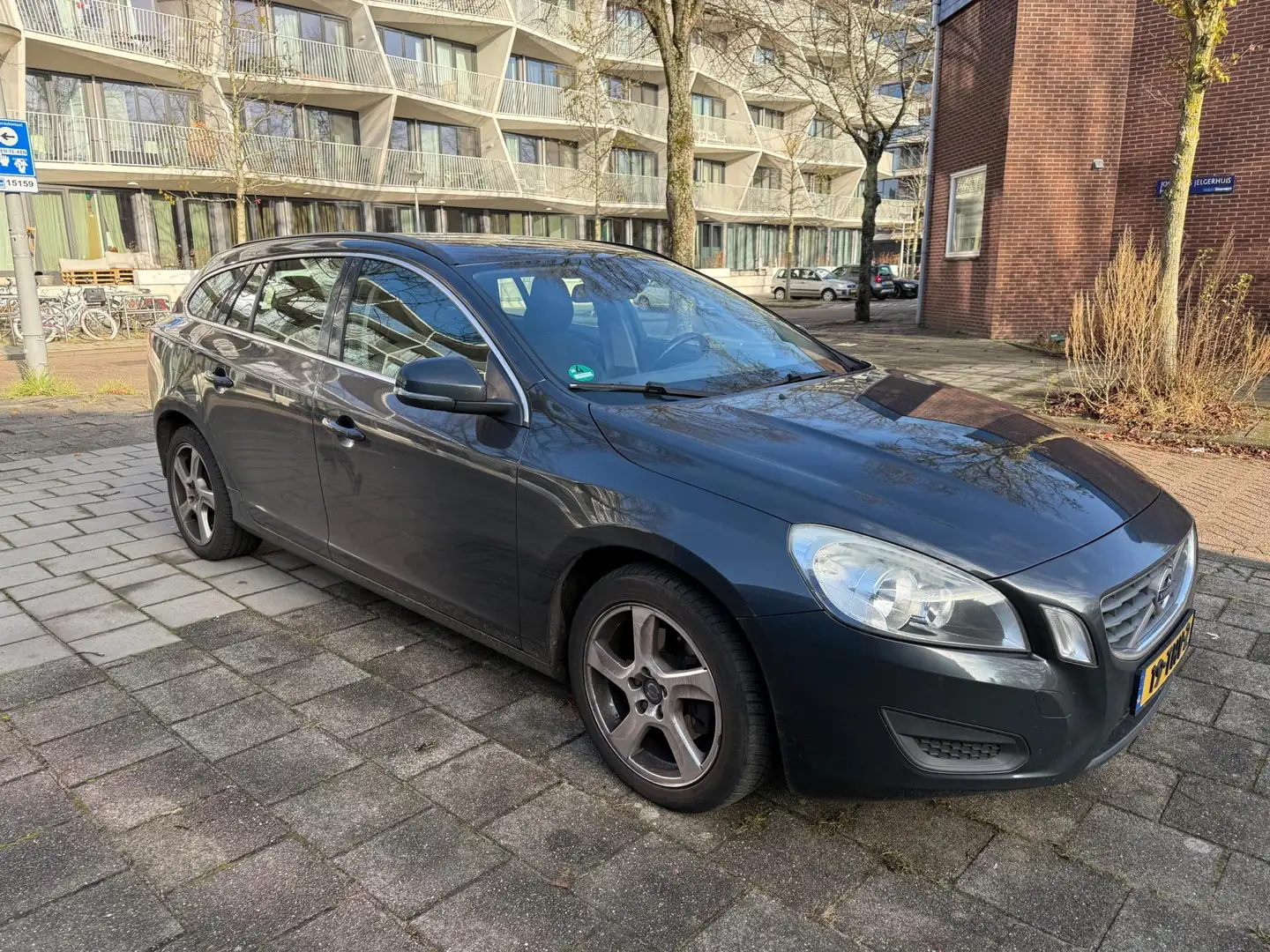 Volvo V60 1.6 T4 132kw R-Design Automaat Cruise PDC NAVI Grijs - 2