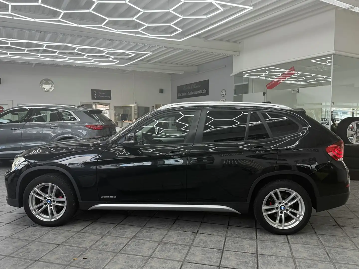 BMW X1 18d xDrive, 1.Hand, Navi, Bi-Xenon, Sitzh. Negro - 2