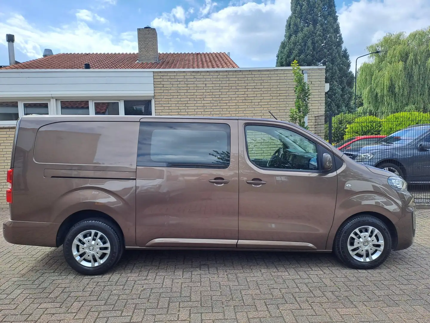 Peugeot Expert 231L 2.0 BlueHDI 180 Premium Pack Bruin - 2