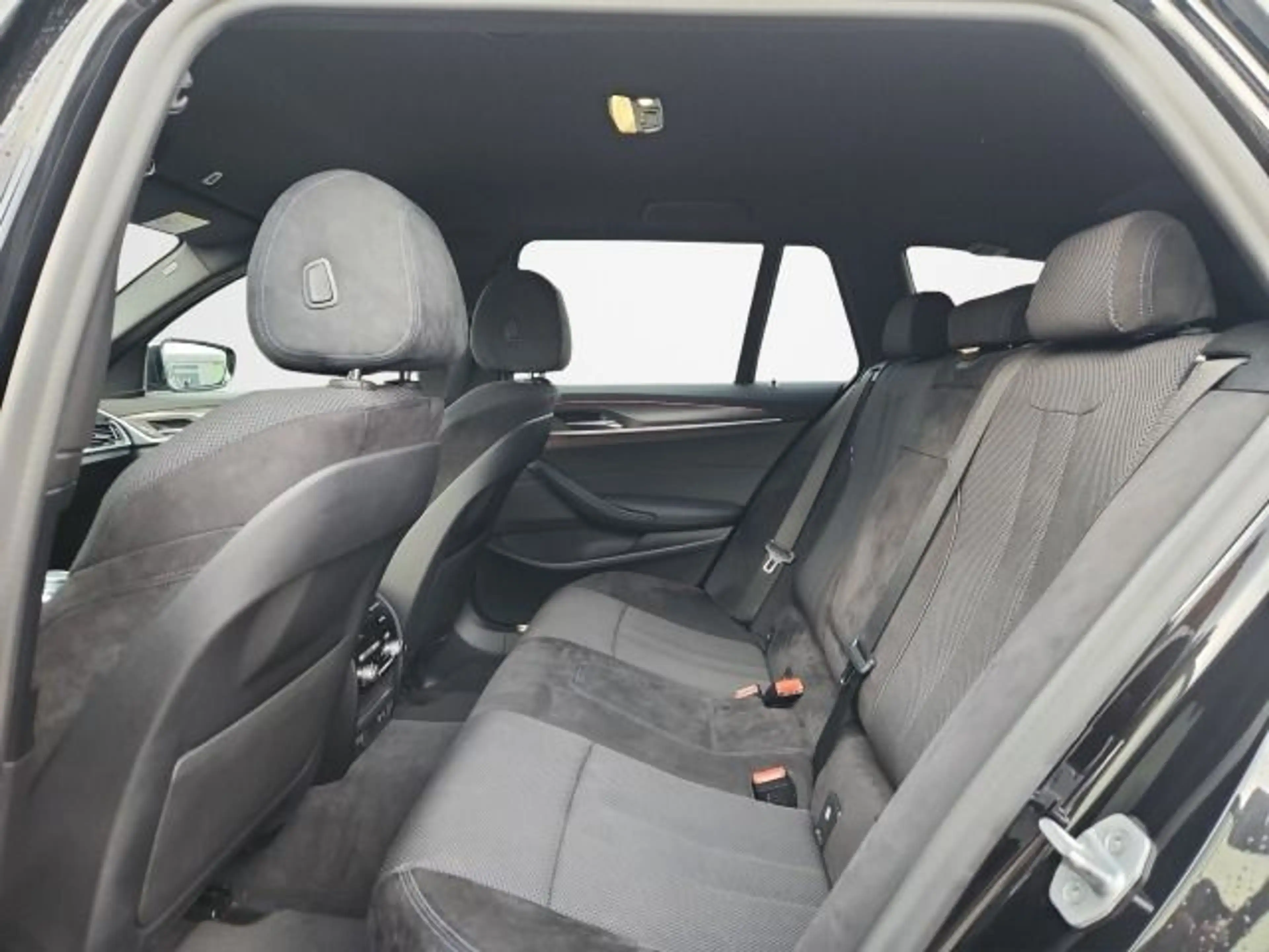 BMW 520 d Touring M-Sport Mild-Hybrid — photo 2