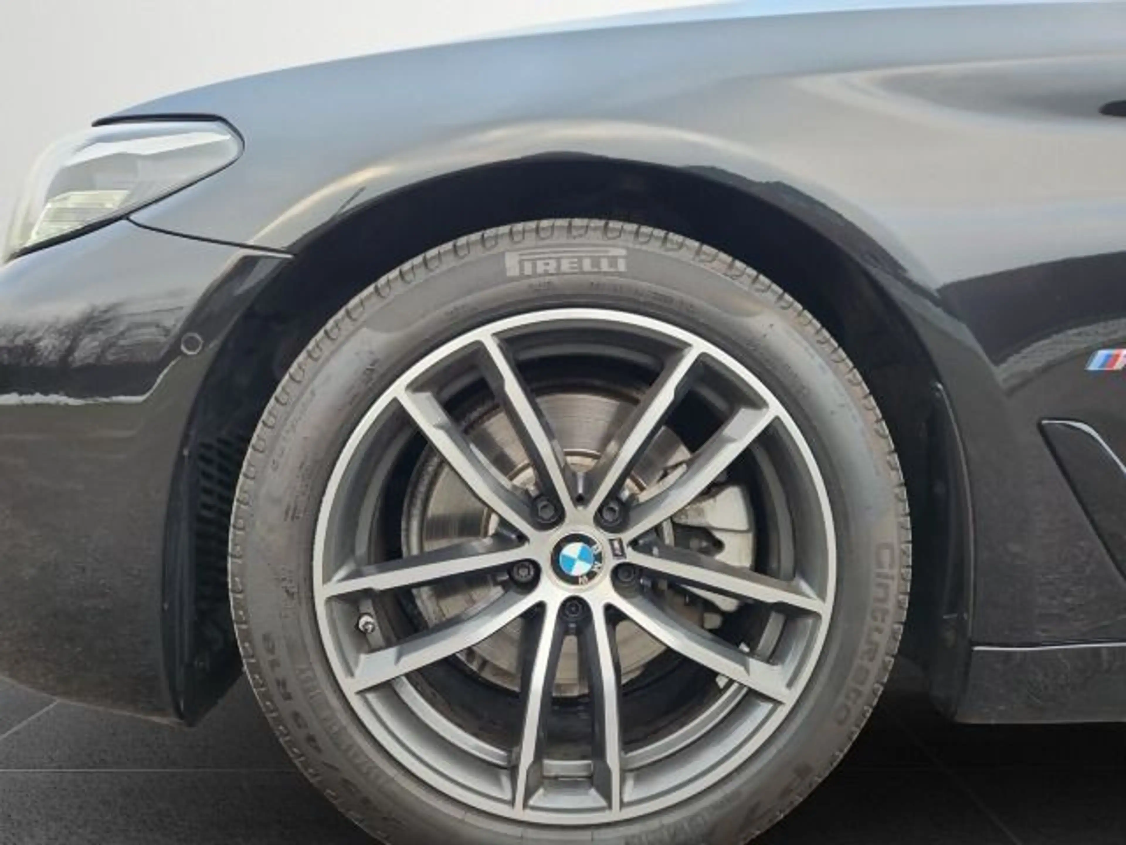 BMW 520 d Touring M-Sport Mild-Hybrid — photo 12