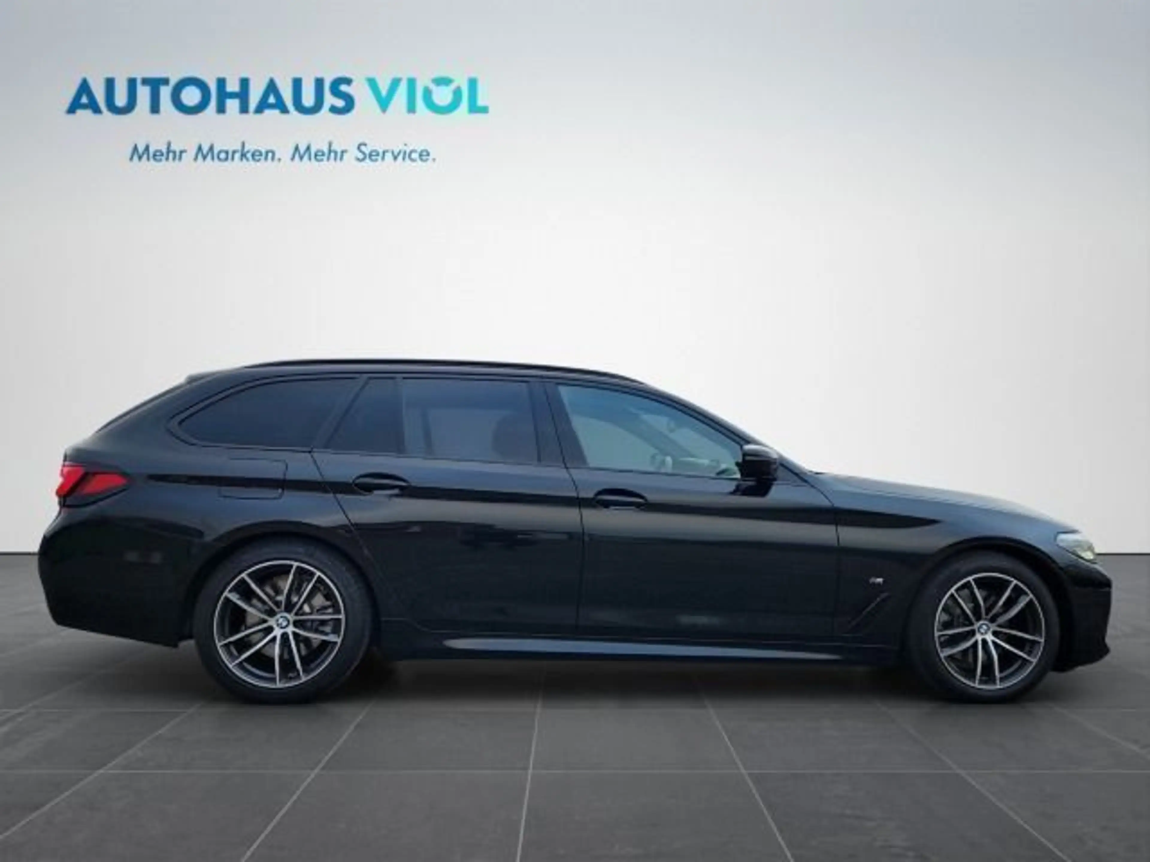 BMW 520 d Touring M-Sport Mild-Hybrid — photo 10