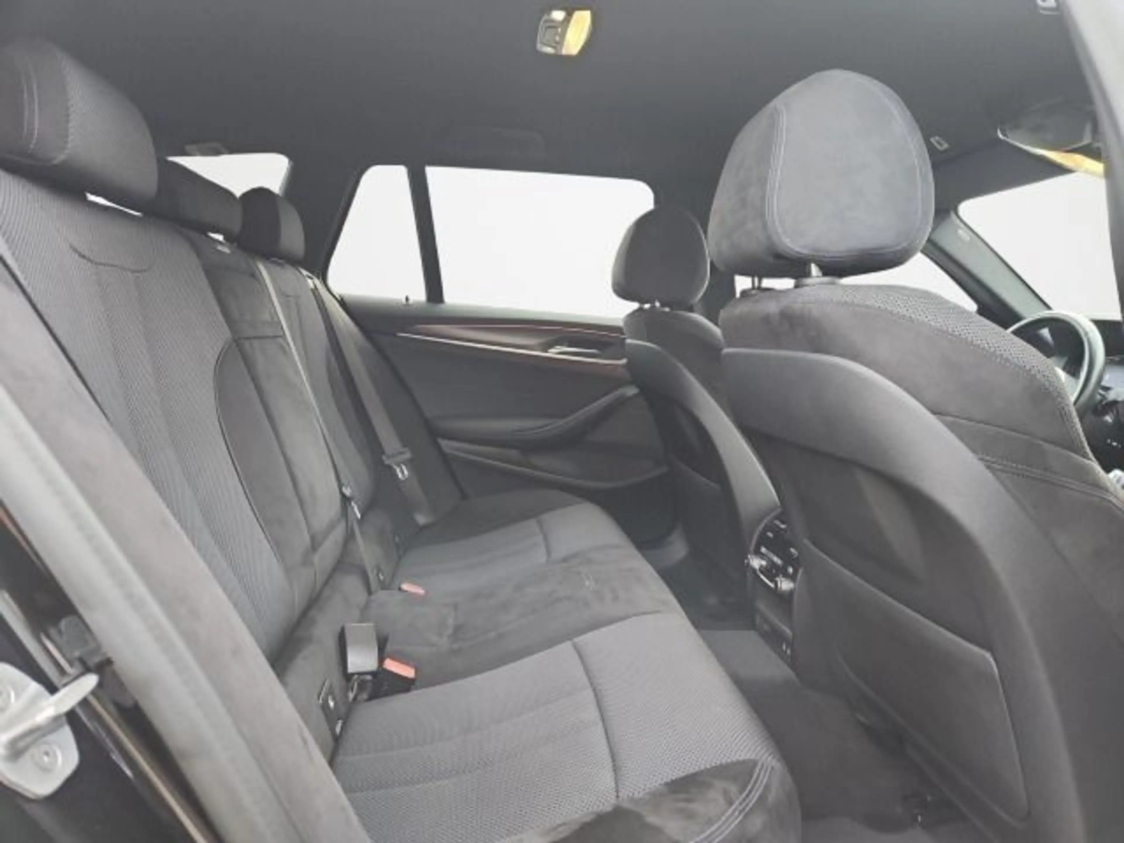 BMW 520 d Touring M-Sport Mild-Hybrid — photo 3