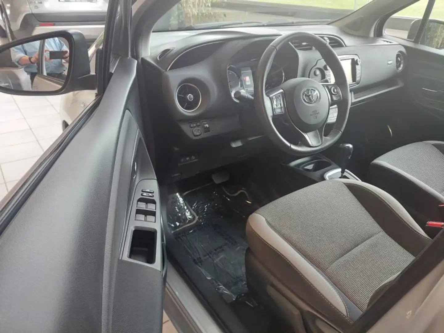 Toyota Yaris hybrid Y20 Zilver - 2