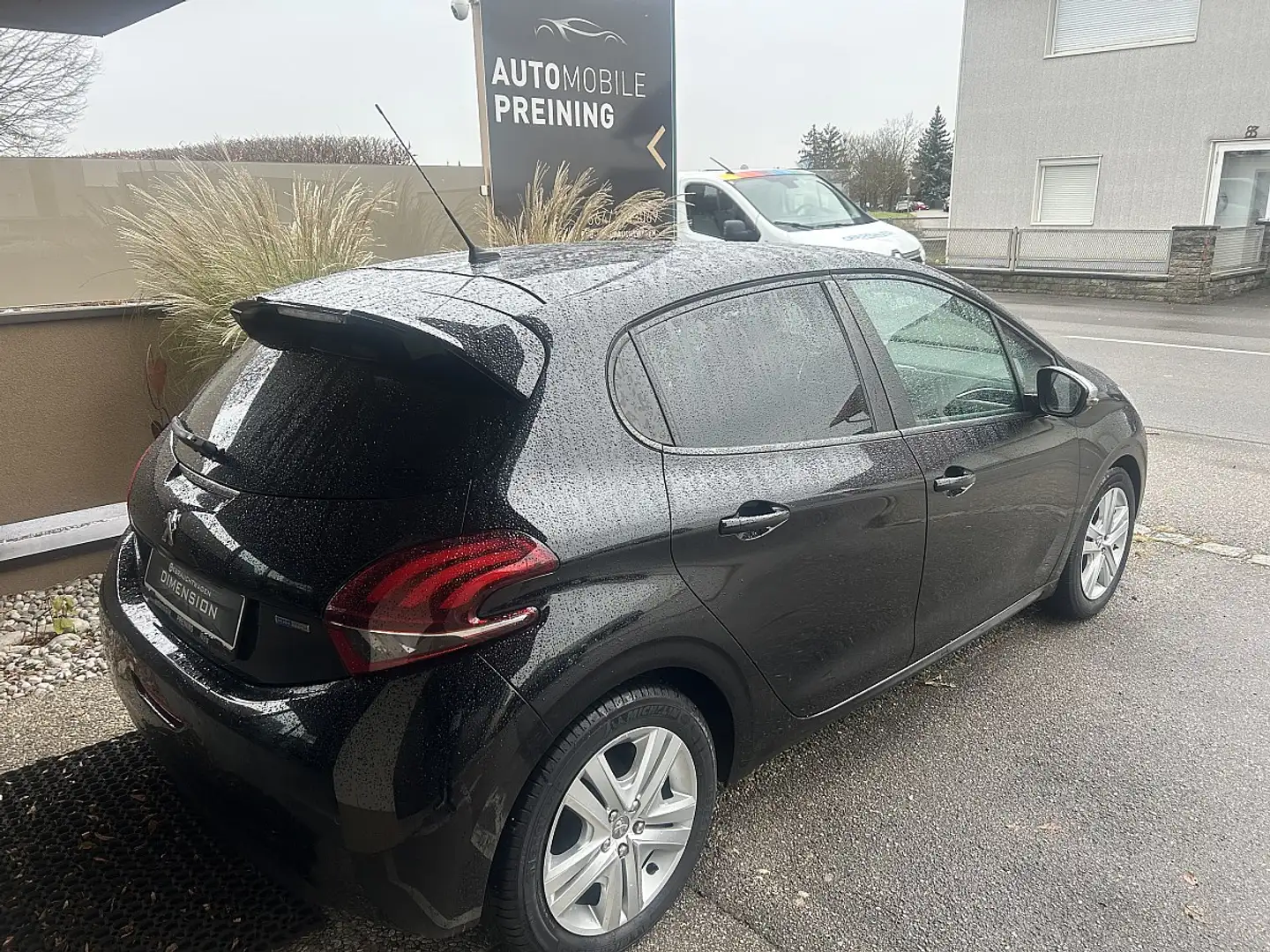 Peugeot 208 Style 1,2 PureTech 82 Schwarz - 2