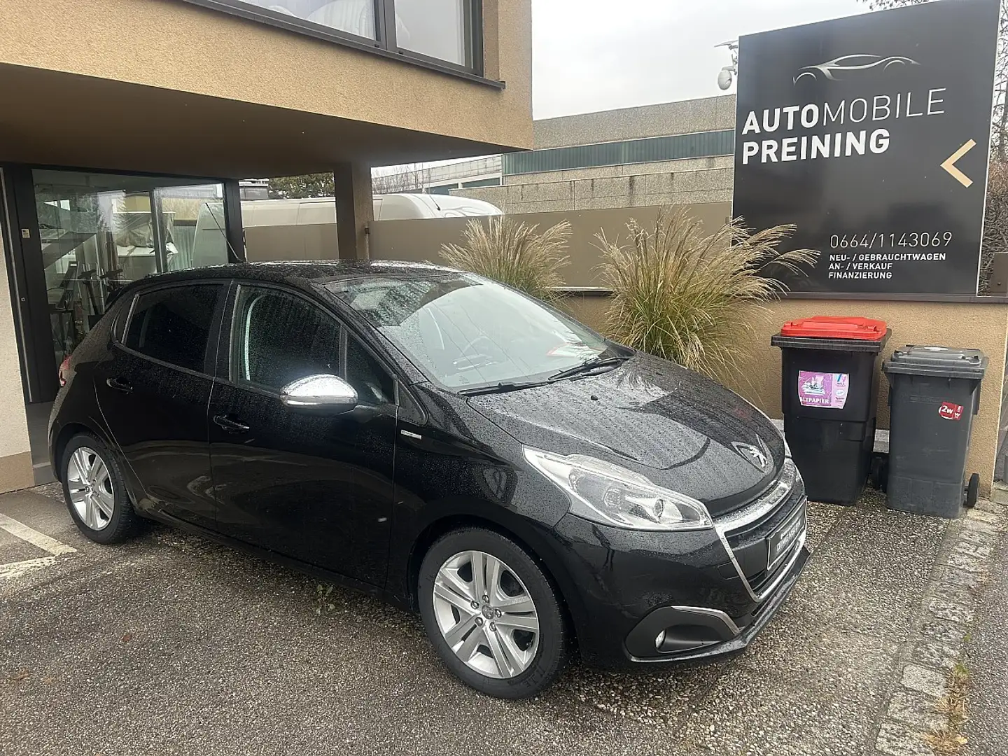 Peugeot 208 Style 1,2 PureTech 82 Schwarz - 1