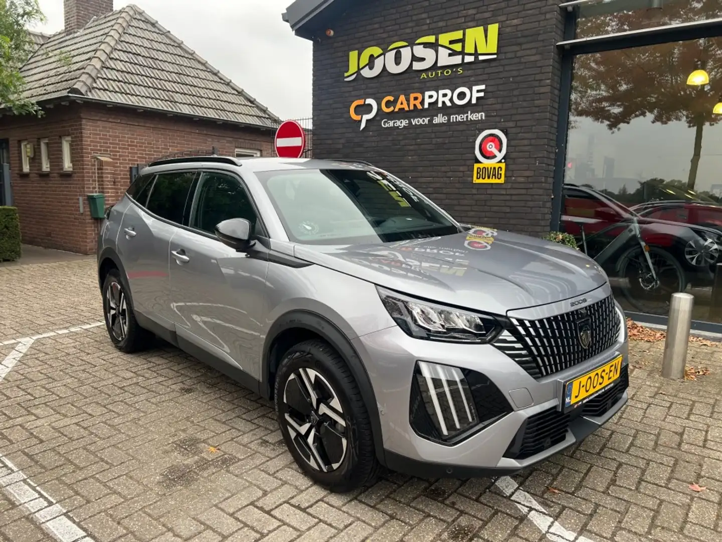 Peugeot 2008 1.2 PURETECH ALLURE Grau - 1