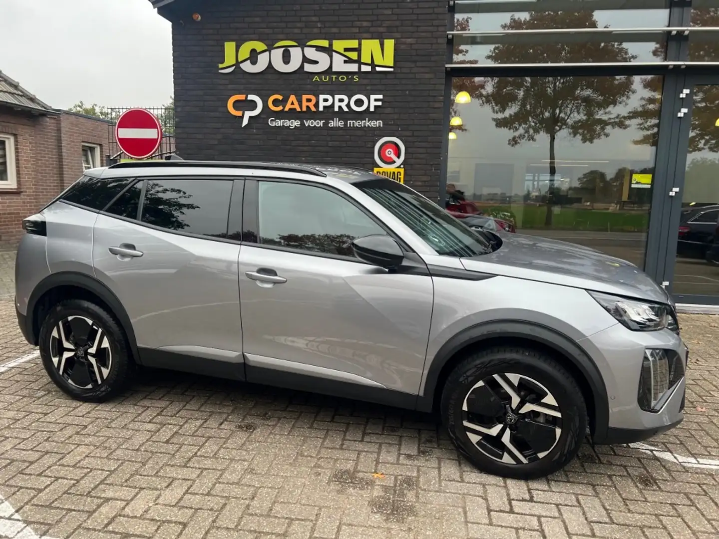 Peugeot 2008 1.2 PURETECH ALLURE Grau - 2