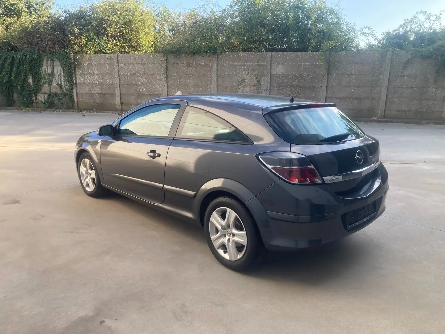 Opel Astra GTC 1.4 benzine 2009 met 121000km*garantie*PDC* Grijs - 1
