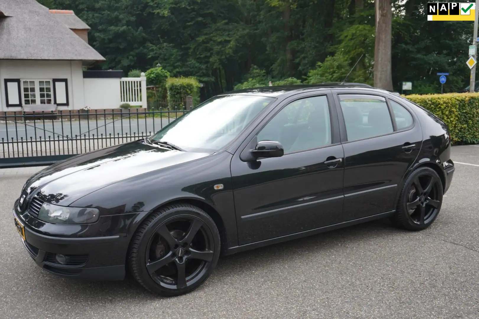 SEAT Leon 1.6-16V Signo Airco Cruise Lm Velgen Zwart - 1