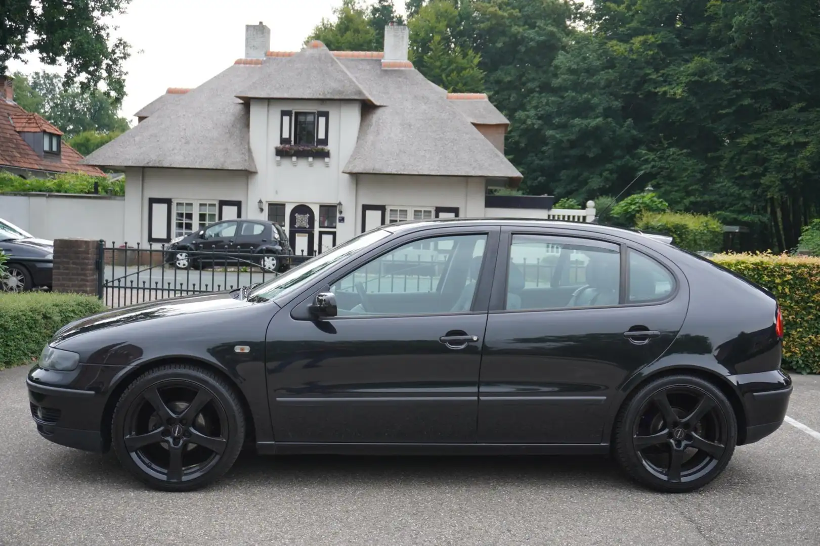 SEAT Leon 1.6-16V Signo Airco Cruise Lm Velgen Zwart - 2