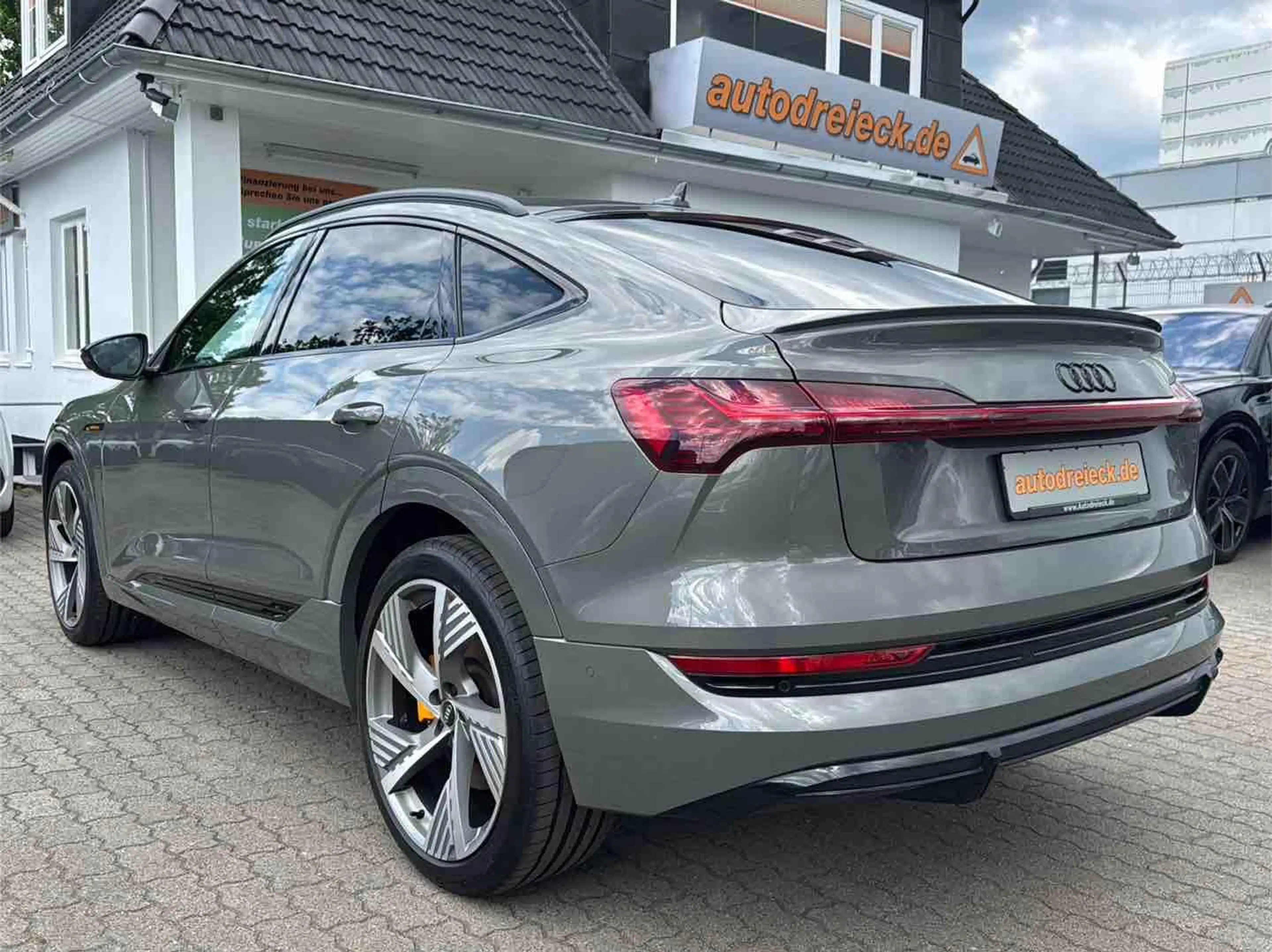 Audi e-tron Sportback 55 2x S line BLACK EDITION PANO — photo 10