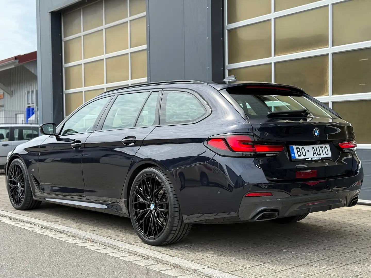 BMW 530 d xDrive M-SPORT AHK StdHzg. H&K 360 Driving+ 20 Noir - 2