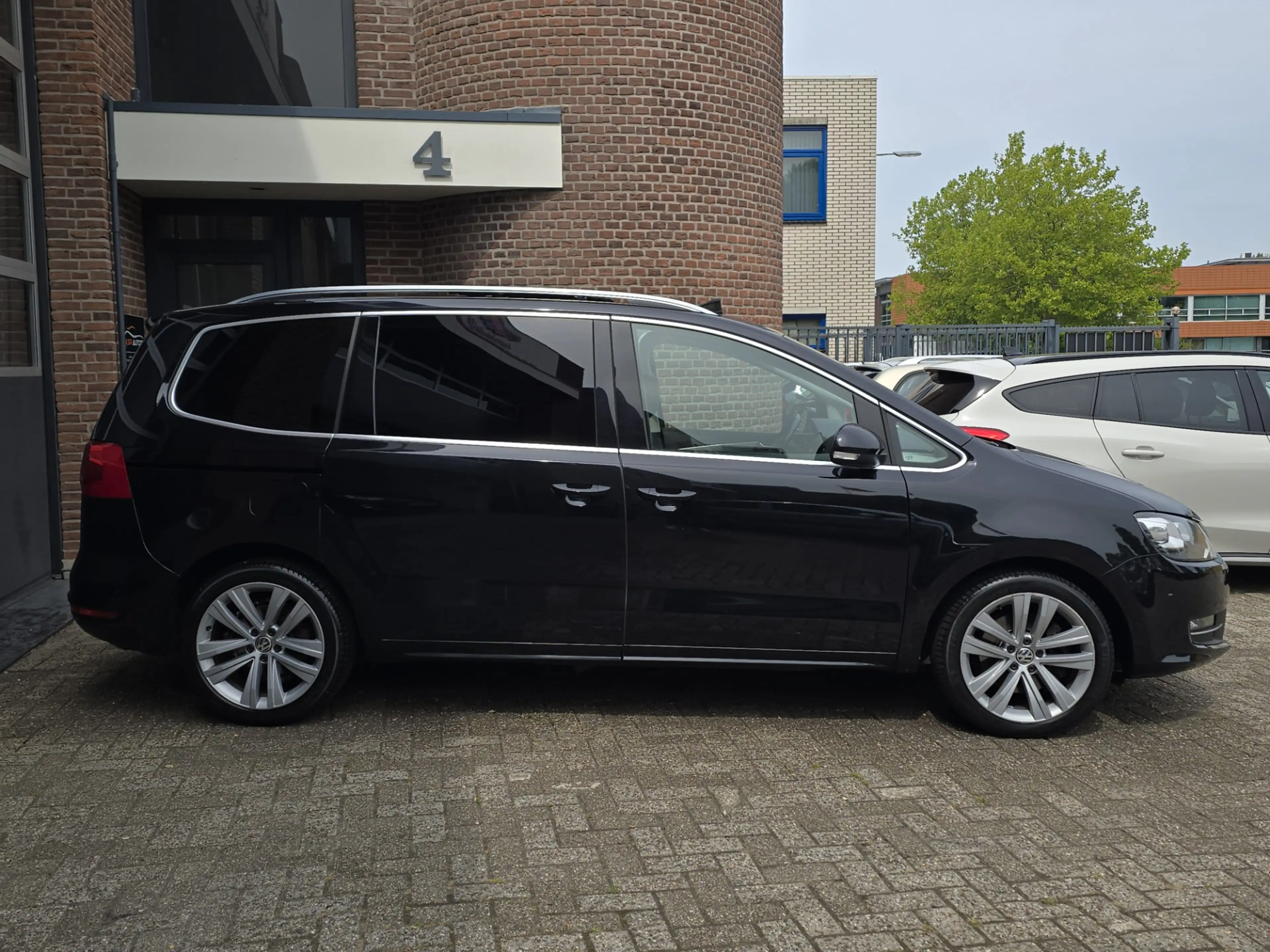 Volkswagen Sharan 2.0 TSI Highline 7p. Pano |Leer |DSG — photo 3