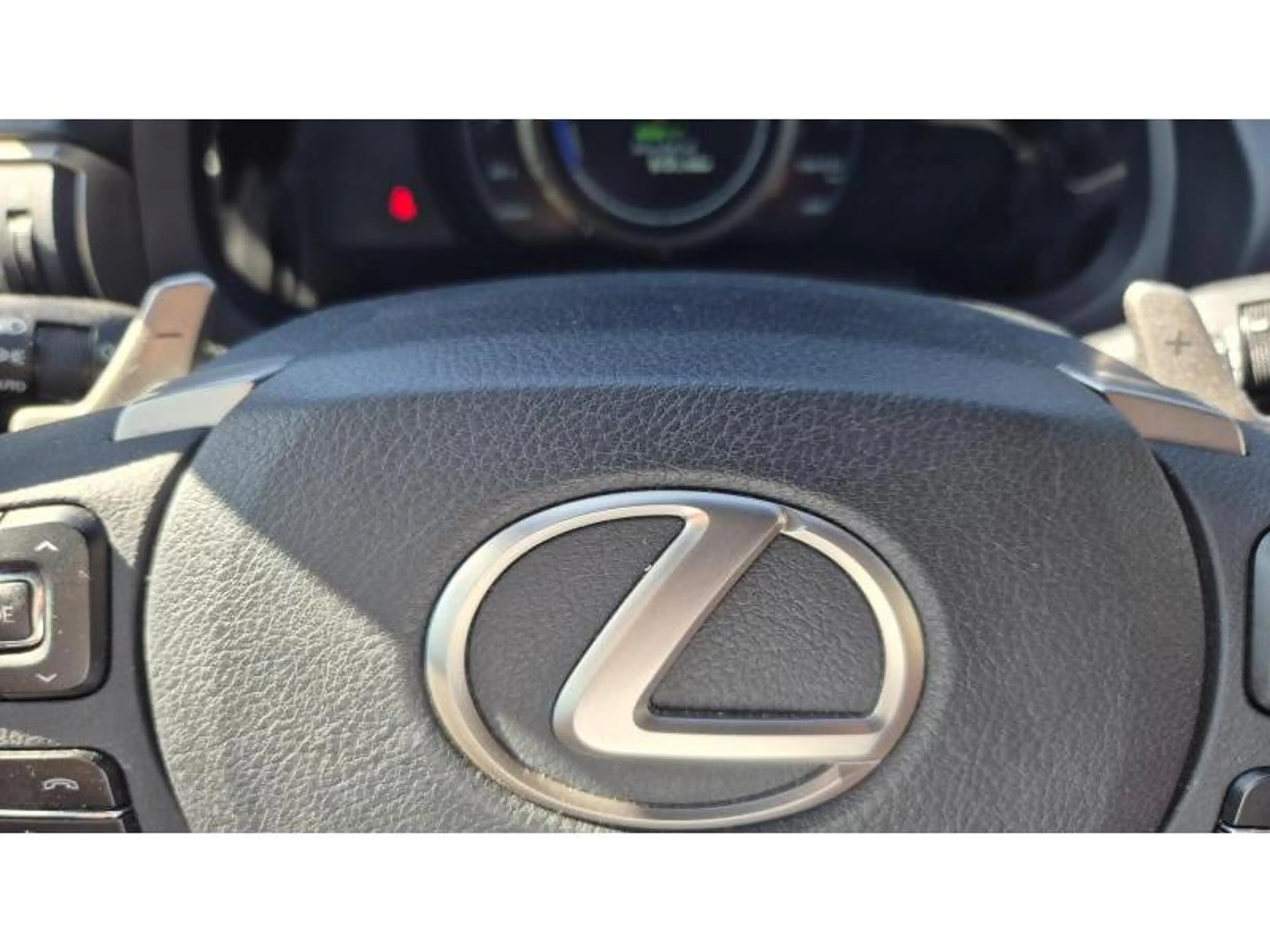 Lexus RC 300h F SPORT — photo 11