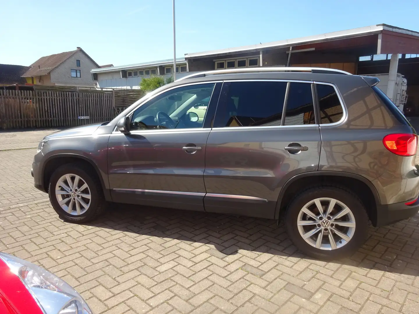 Volkswagen Tiguan Track Gris - 2