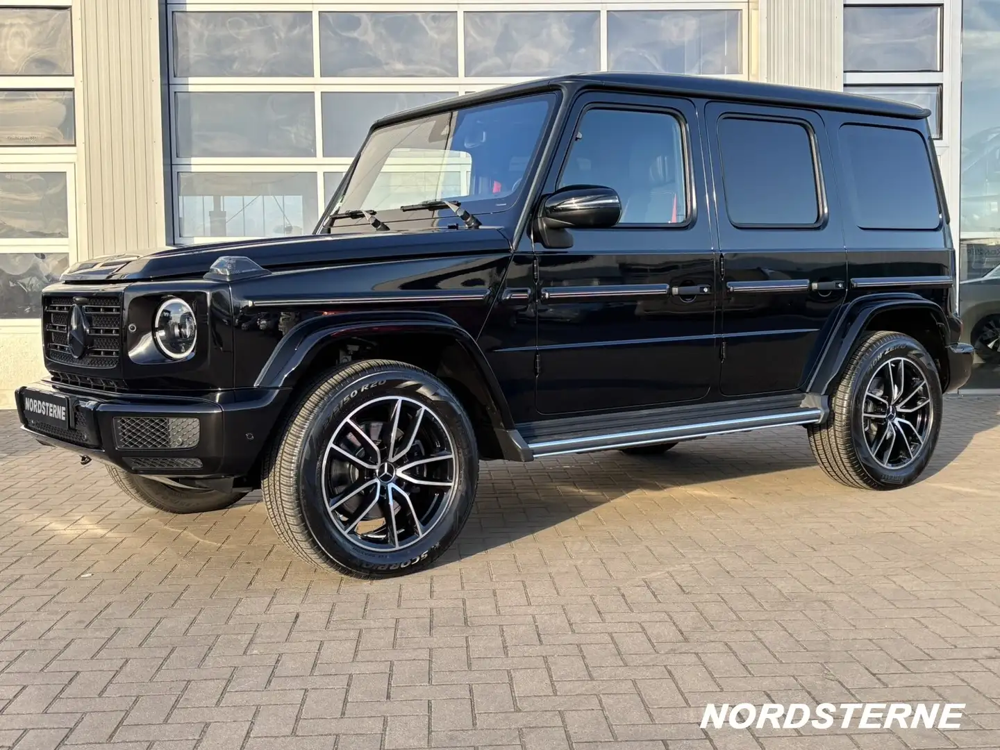 Mercedes-Benz G 500 G 500 AMG-LINE+NIGHT+DISTRONIC+SHD+MEMORY+360° Černá - 2