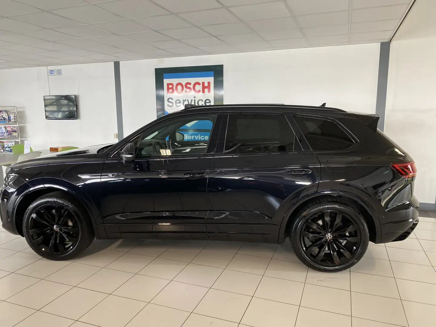 Volkswagen Touareg 3.0 TSi 4MOTION R 463 PK /Panoramadak / Trekhaak/ Zwart - 2