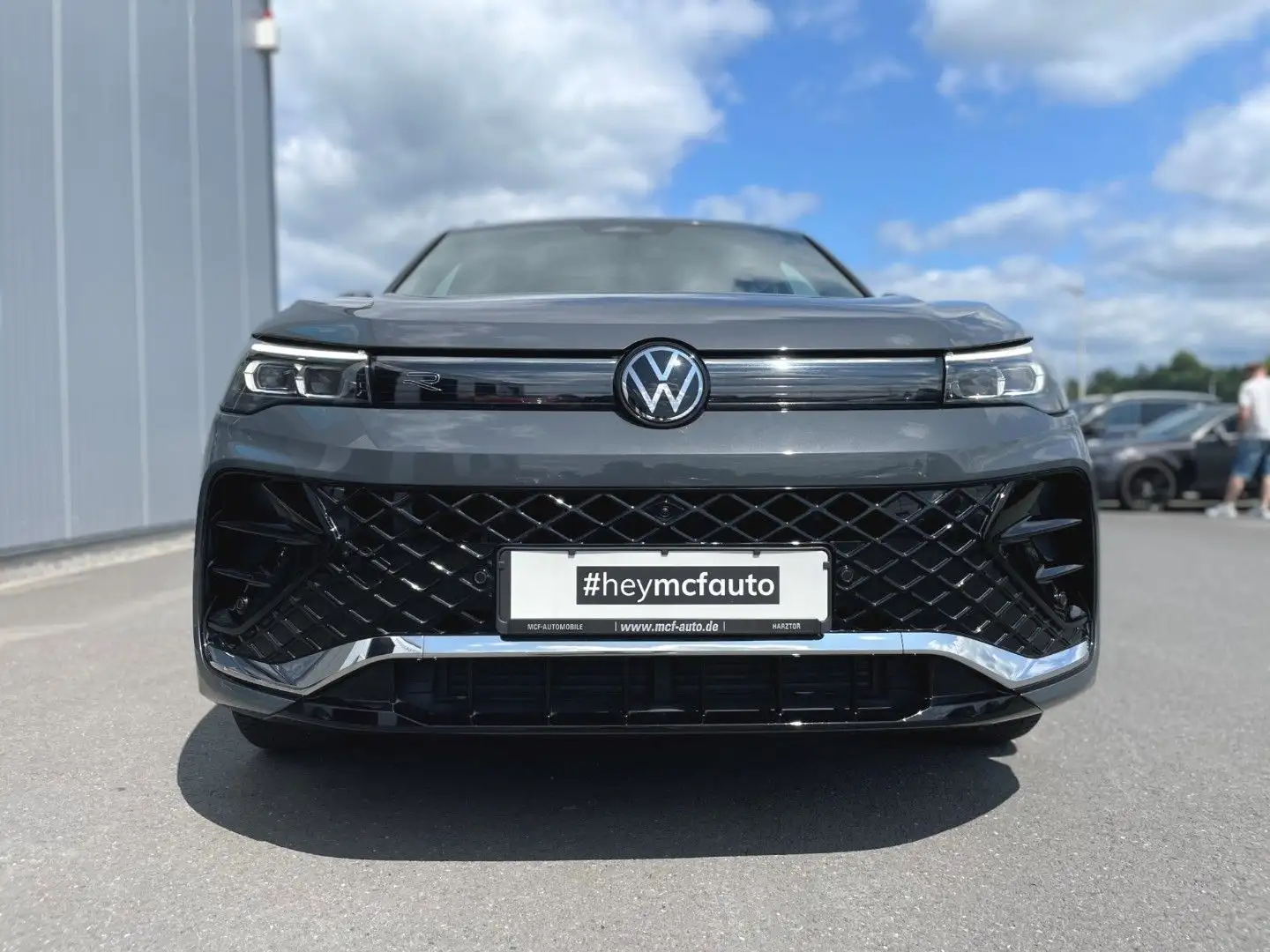 Volkswagen Tiguan 1.5 eTSI R-Line *Pano*Matrix*HuD*20Zoll Grau - 2