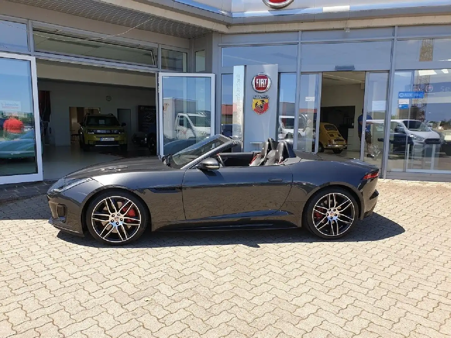 Jaguar F-Type Chequered Flag AWD Grau - 2