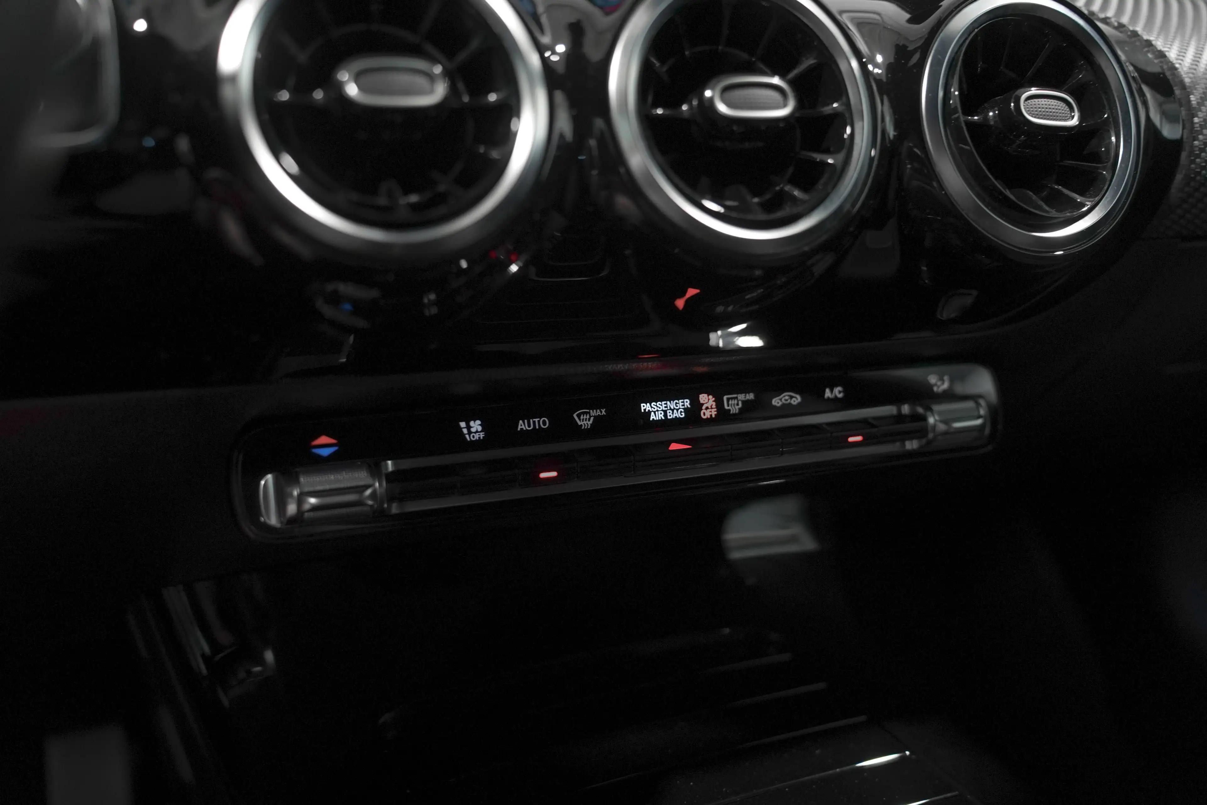 Mercedes-Benz CLA 200 ✖️ 19' AMG | APPLE CARPLAY | FULL BLACK | TVA ✔️ — photo 9