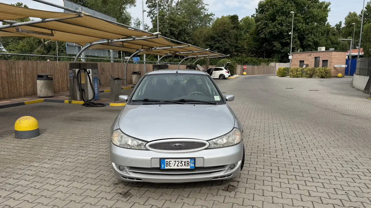 Ford Mondeo 4p 2.5i V6 24v Ghia, foto 2