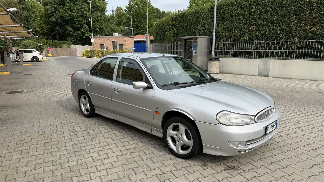 Ford Mondeo 4p 2.5i V6 24v Ghia, foto 3