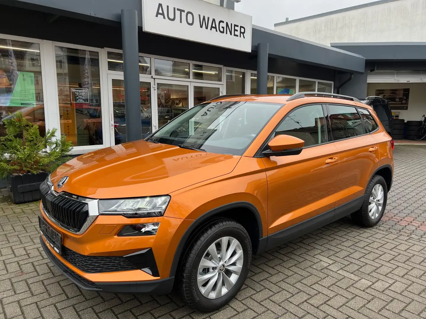 Skoda Karoq Fresh 1.5TSI DSG *TEL SH el.HK KAM virt.CP Orange - 1