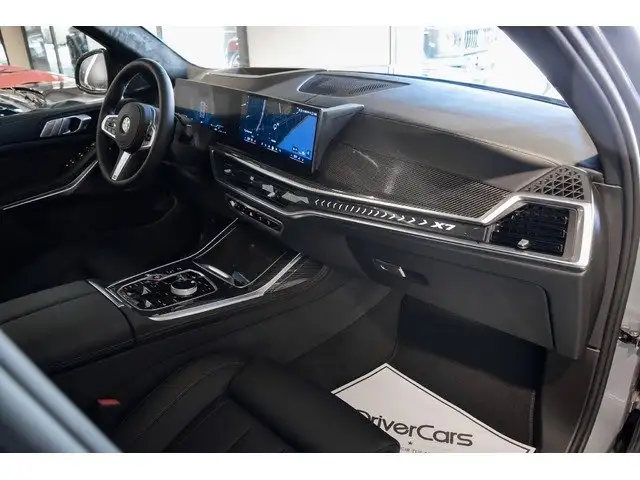 BMW X7 view 4