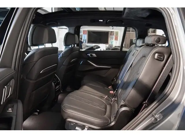 BMW X7 view 9