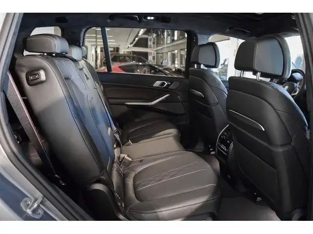 BMW X7 view 10