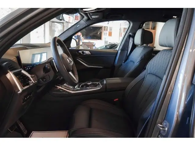 BMW X7 view 5