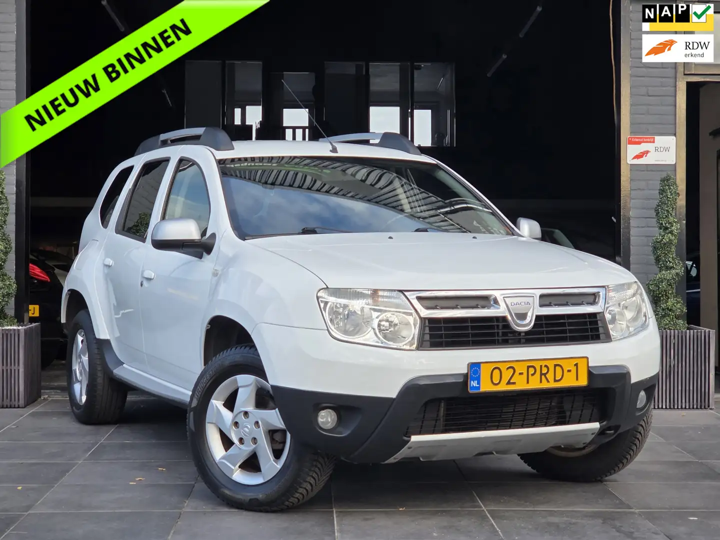 Dacia Duster 1.6 Lauréate 2wd|Airco|Elek.Ramen|Leer|NAP|APK Wit - 1