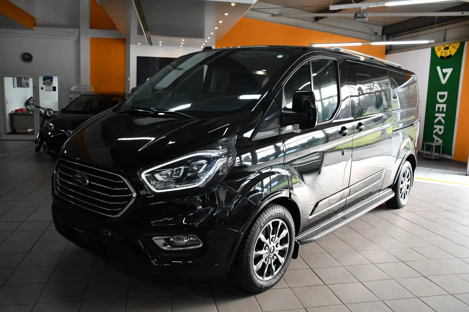 Ford Tourneo Custom Titanium L2 320 1.Hand Schwarz - 1