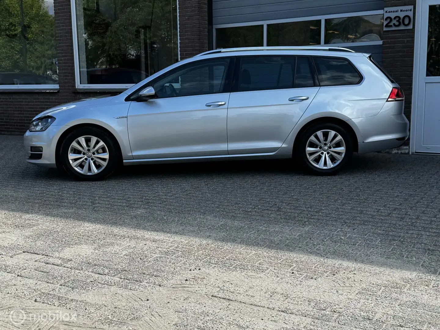 Volkswagen Golf Variant 1.0 TSI DSG NAVI/TREKHAAK/MFSTUUR Grijs - 2