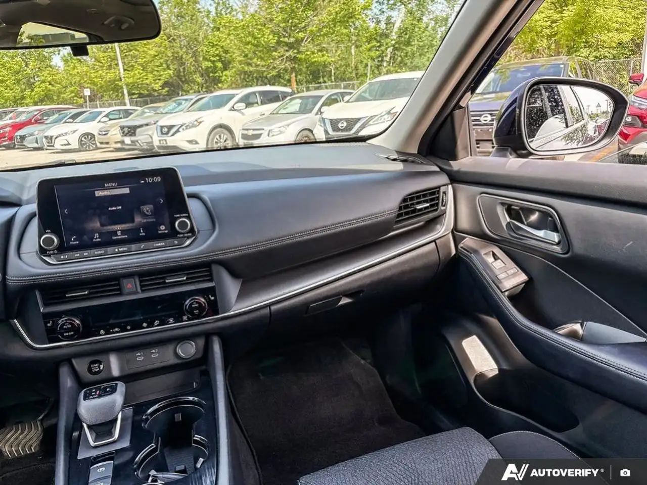 Nissan Rogue снимка Nissan Rogue