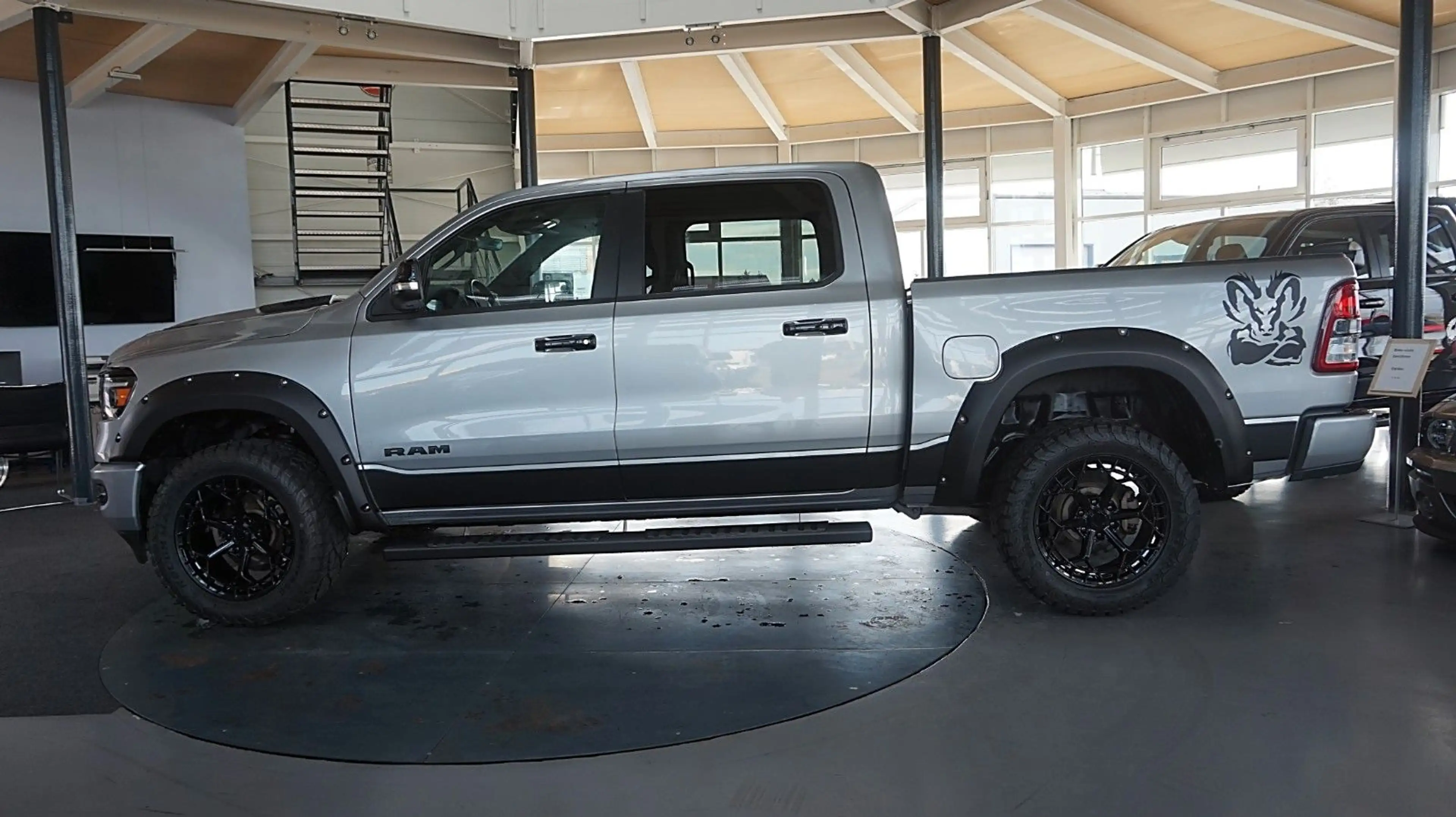 Dodge RAM 1500 HEMI 5.7l Crew-Cab*4x4*Navi*Alu20* — photo 4