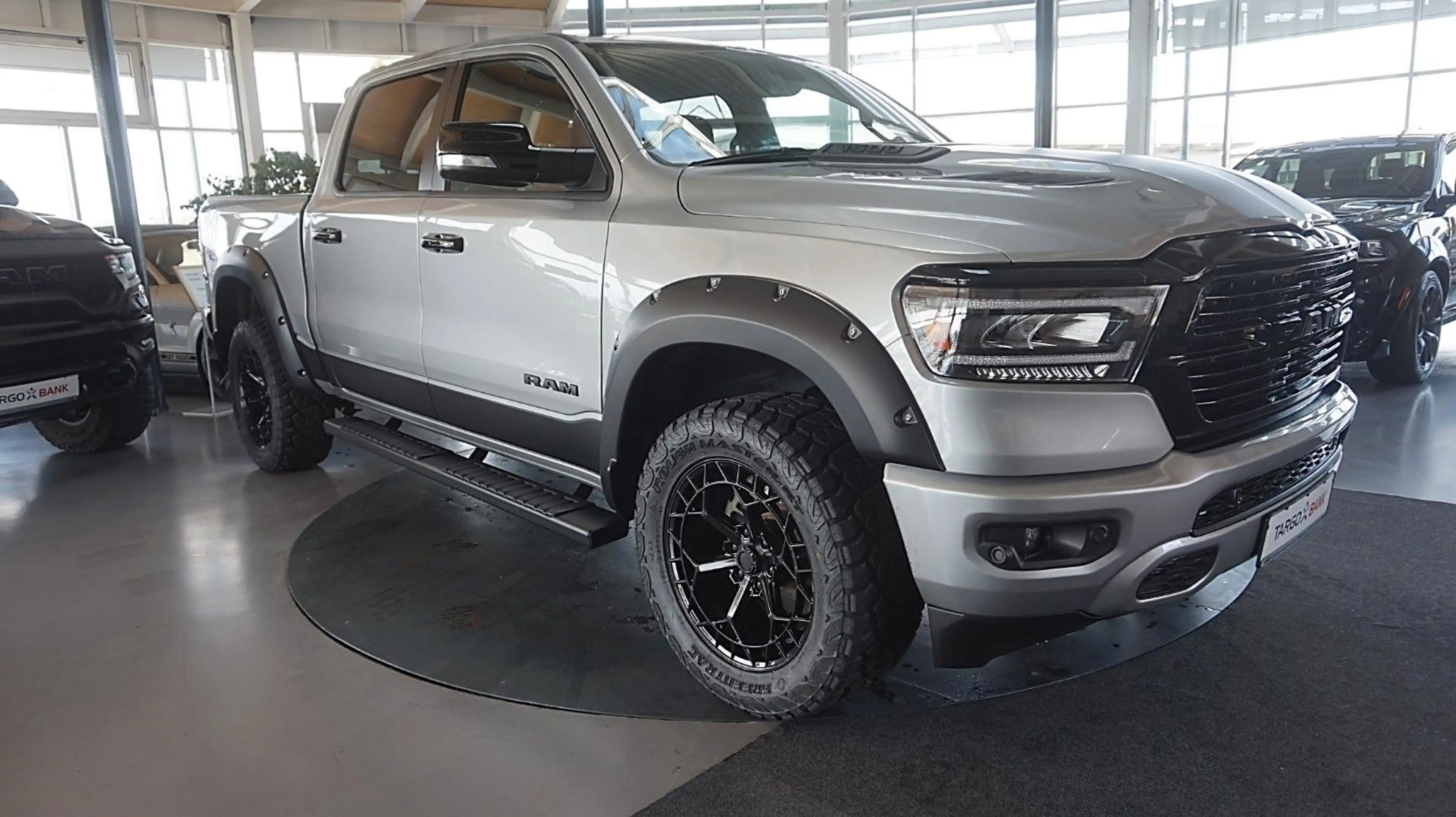 Dodge RAM 1500 HEMI 5.7l Crew-Cab*4x4*Navi*Alu20* — photo 3