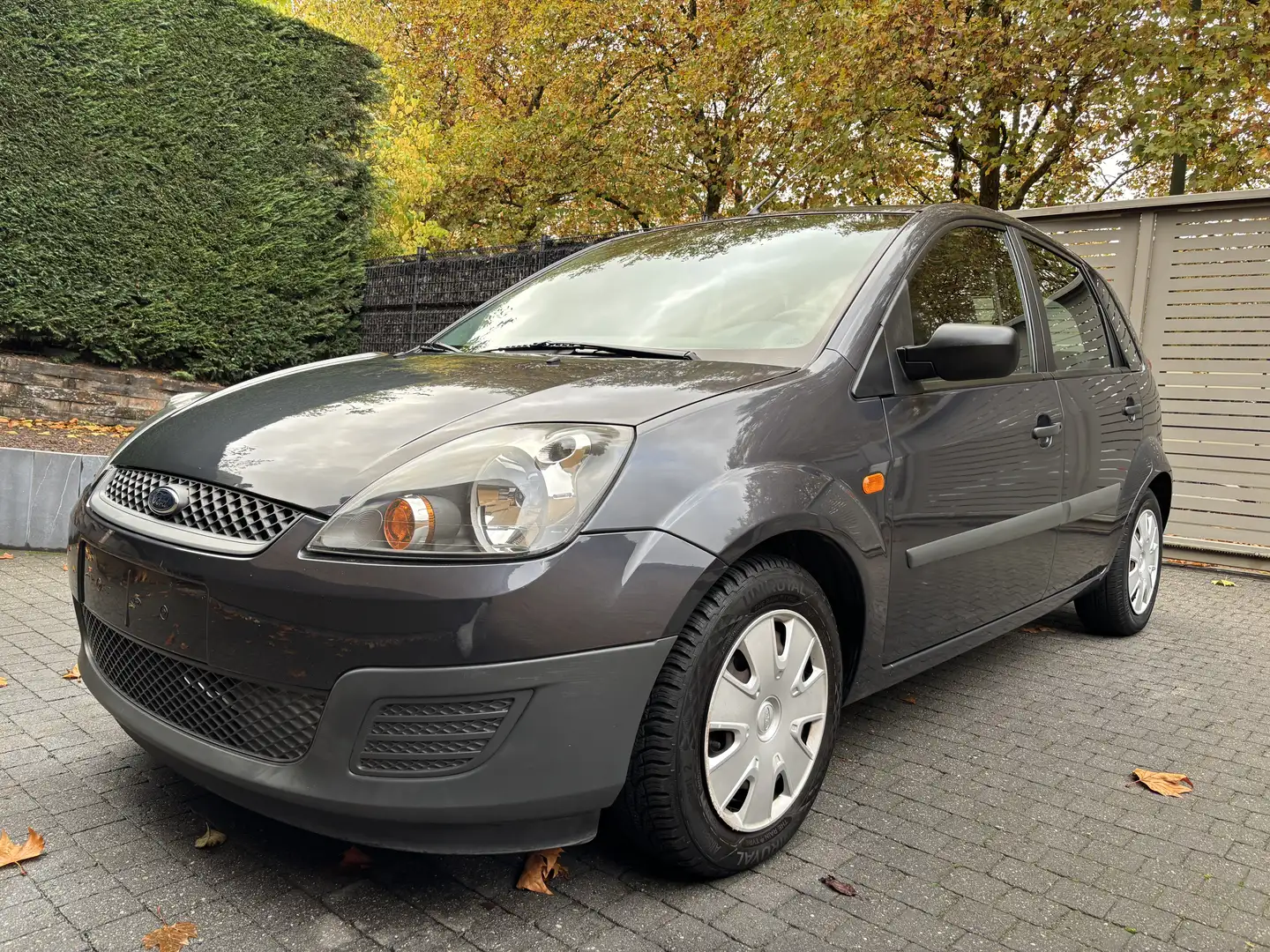 Ford Fiesta 1.3i 1ER PROPRIÉTAIRE, 64000 KM CARNET Gris - 1