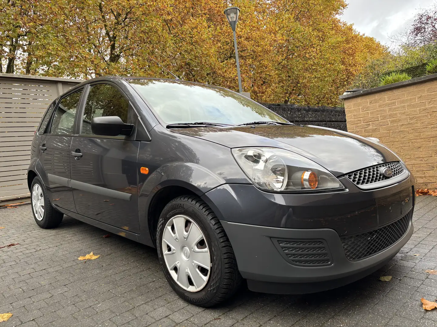 Ford Fiesta 1.3i 1ER PROPRIÉTAIRE, 64000 KM CARNET Gris - 2