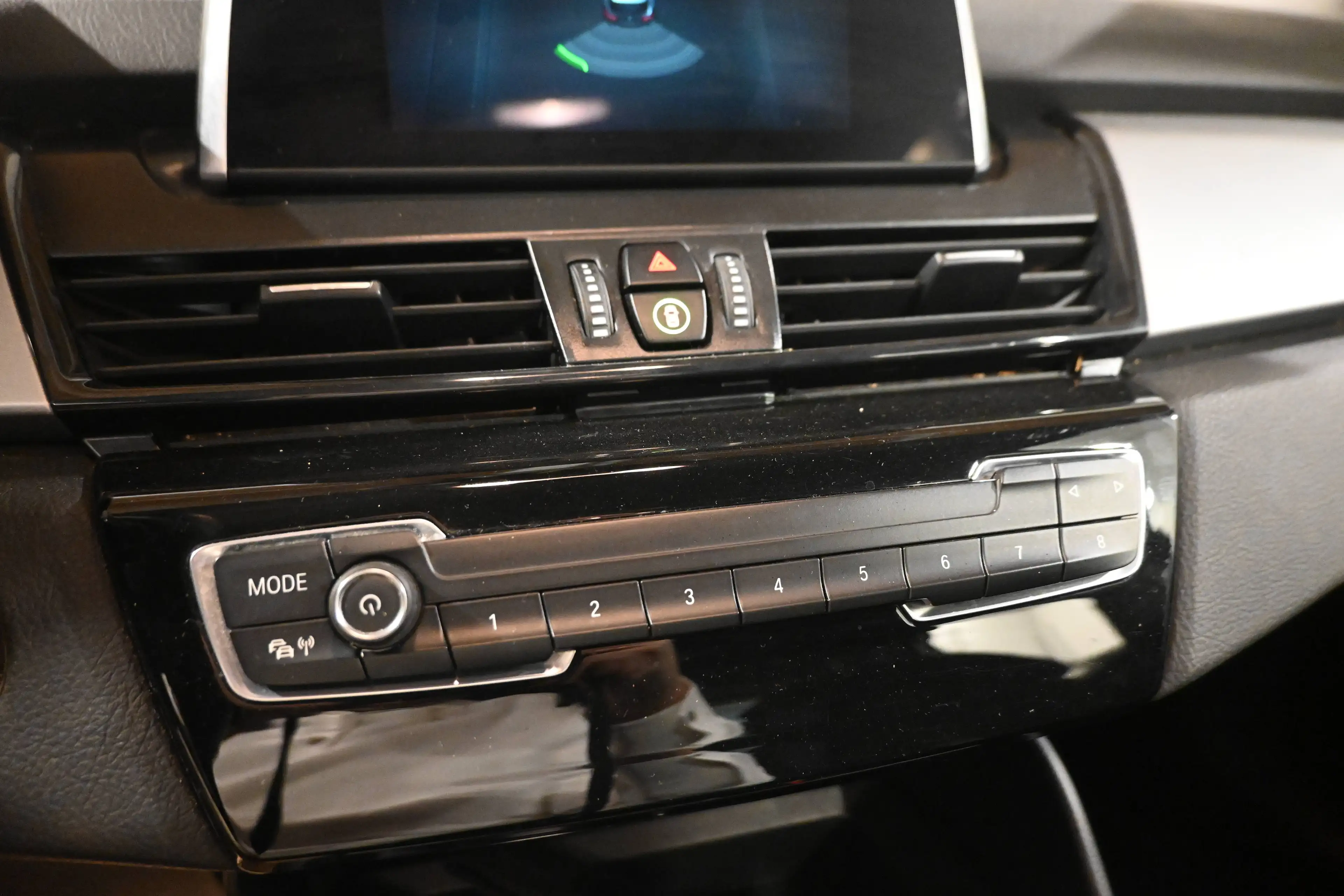 BMW 216 216i ACTIVE TOURER FACELIFT PACK SPORT  / EURO 6d / GPS NAVIGATION / BLUETOOTH / PDC / COFFRE ELECTRIQUE !! — photo 14