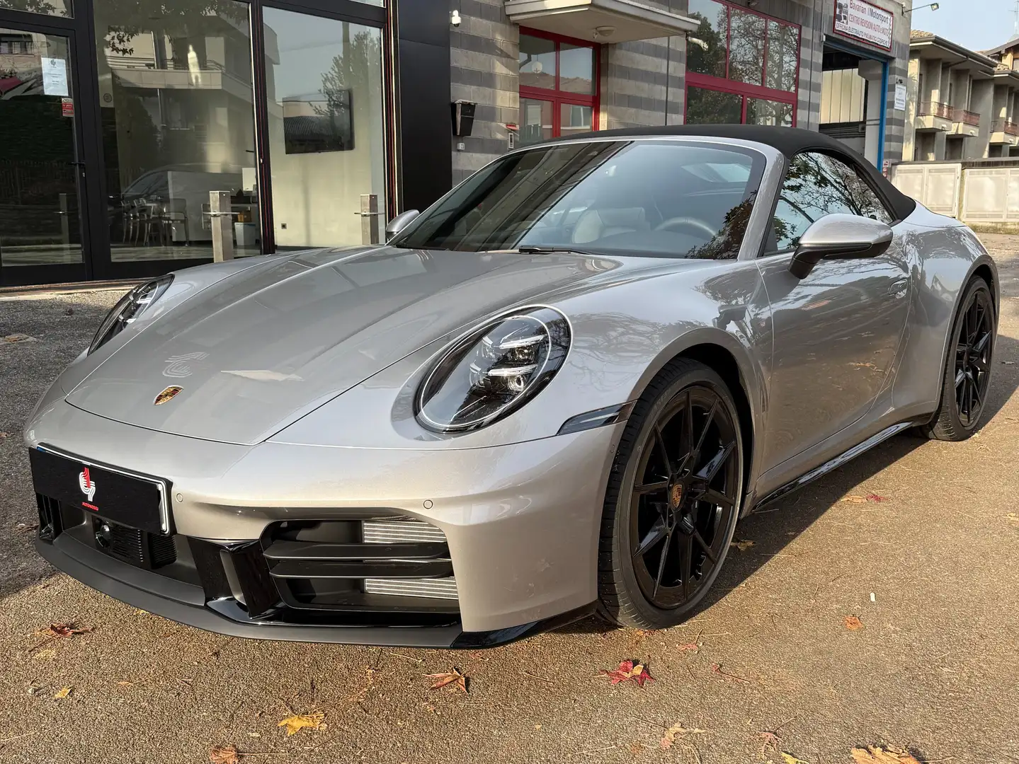 Porsche 992 992.2 CABRIO - LIFT SPORT DESIGN CARBON FULL OPT. Stříbrná - 2