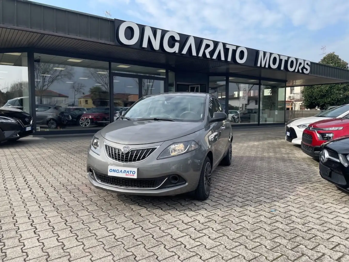 Lancia Ypsilon 1.0 FireFly 5 porte S&S Hybrid Oro #Clima.Auto Gris - 1