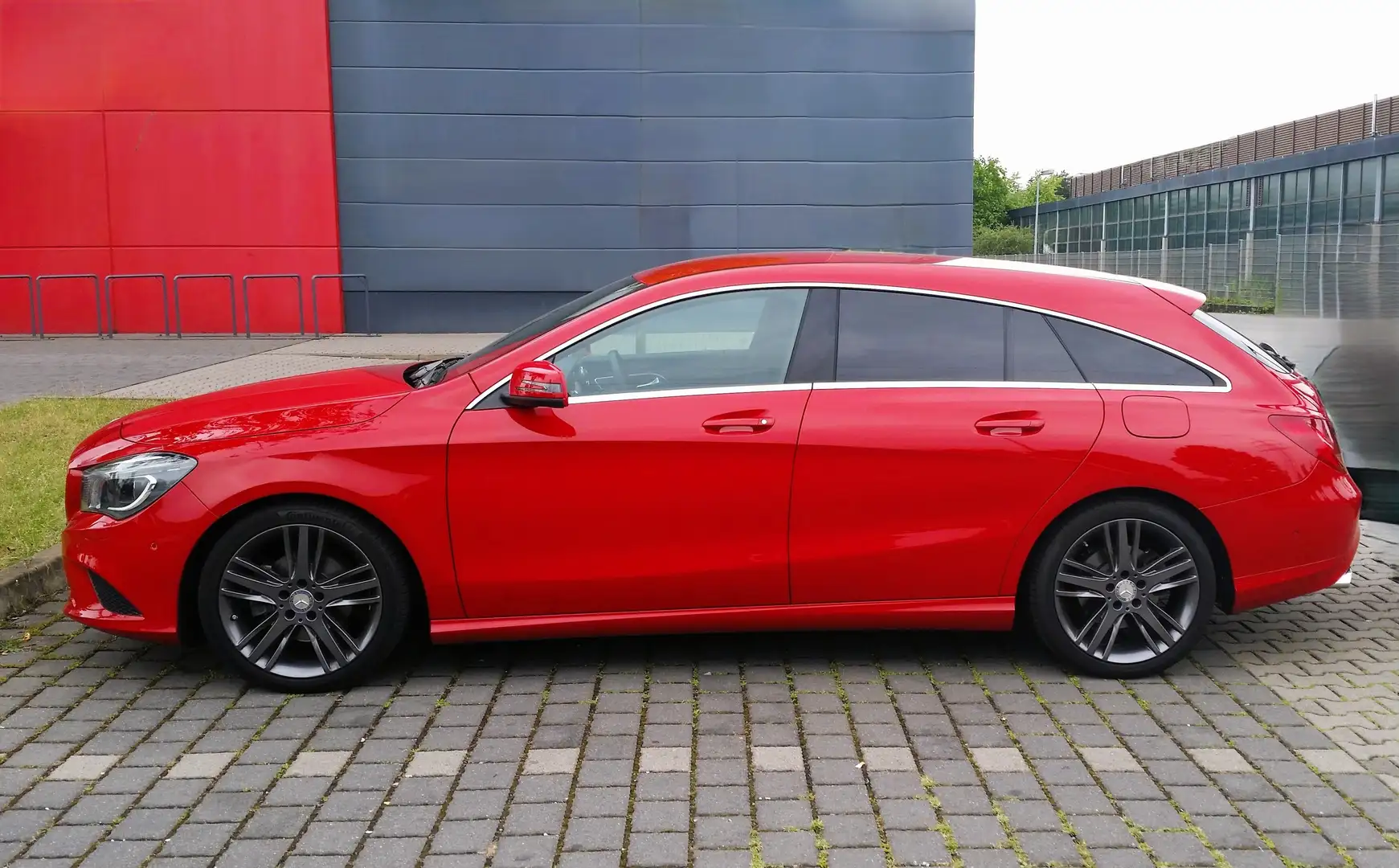Mercedes-Benz CLA 200 CLA Shooting Brake 200 7G-DCT Urban Rot - 2