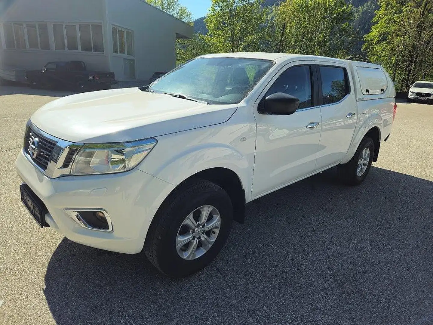 Nissan NP300 Navara Double Cab 4x4 2,3 dCi N-Connecta Wit - 2