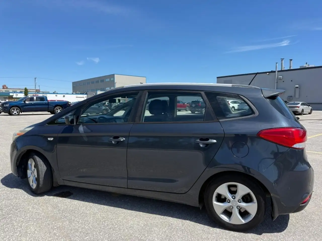Kia Rondo снимка Kia Rondo
