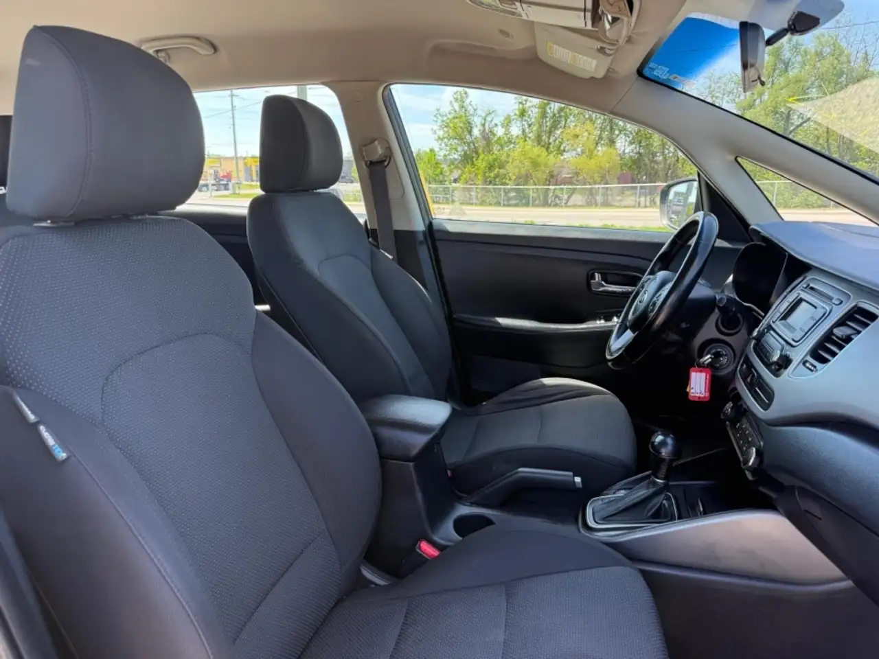 Kia Rondo снимка Kia Rondo